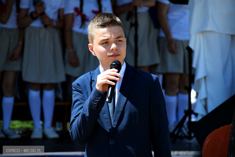 Nowy sztandar, kapsuła czasu i spotkania absolwentów. Szkoła w Henrykowie świętowała 80-lecie