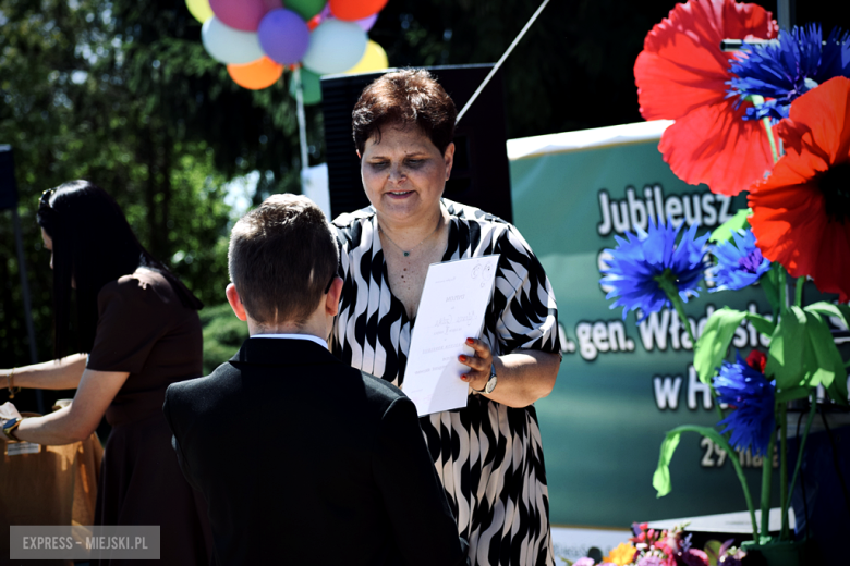 Nowy sztandar, kapsuła czasu i spotkania absolwentów. Szkoła w Henrykowie świętowała 80-lecie