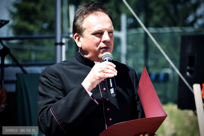 Nowy sztandar, kapsuła czasu i spotkania absolwentów. Szkoła w Henrykowie świętowała 80-lecie