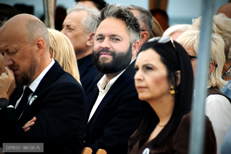 Nowy sztandar, kapsuła czasu i spotkania absolwentów. Szkoła w Henrykowie świętowała 80-lecie