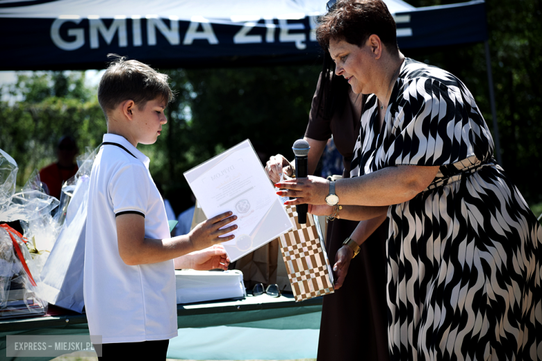 Nowy sztandar, kapsuła czasu i spotkania absolwentów. Szkoła w Henrykowie świętowała 80-lecie