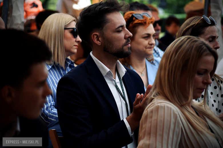 Nowy sztandar, kapsuła czasu i spotkania absolwentów. Szkoła w Henrykowie świętowała 80-lecie
