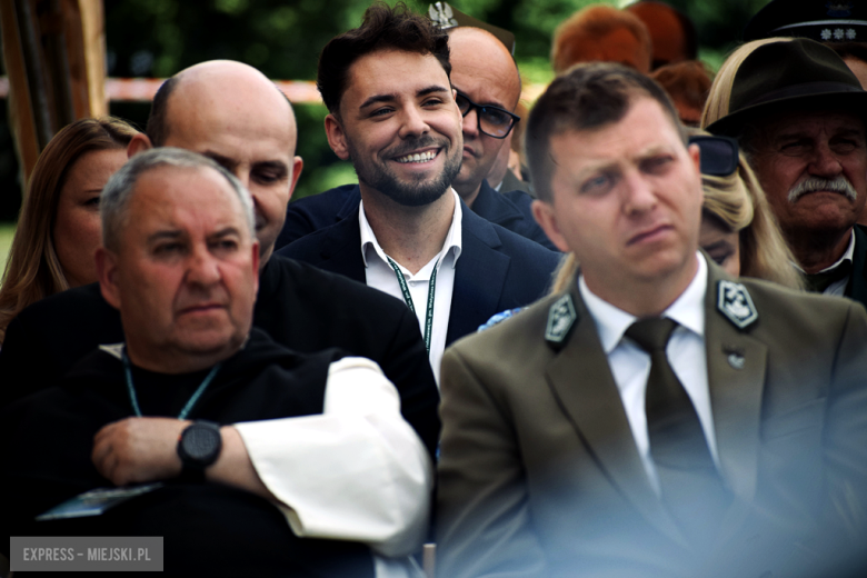 Nowy sztandar, kapsuła czasu i spotkania absolwentów. Szkoła w Henrykowie świętowała 80-lecie