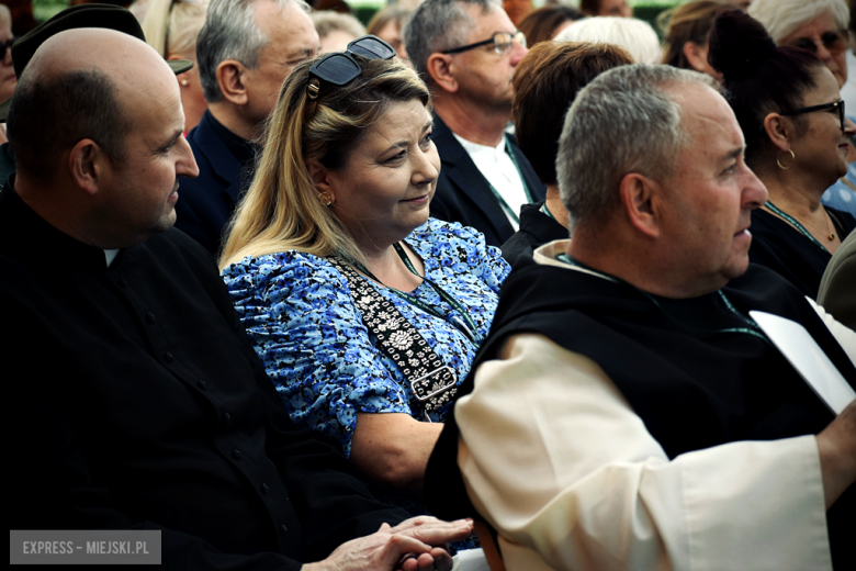 Nowy sztandar, kapsuła czasu i spotkania absolwentów. Szkoła w Henrykowie świętowała 80-lecie