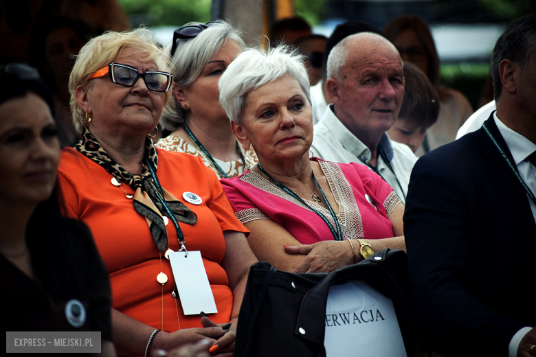 Nowy sztandar, kapsuła czasu i spotkania absolwentów. Szkoła w Henrykowie świętowała 80-lecie