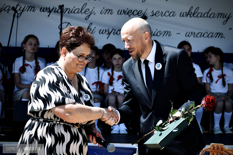 Nowy sztandar, kapsuła czasu i spotkania absolwentów. Szkoła w Henrykowie świętowała 80-lecie