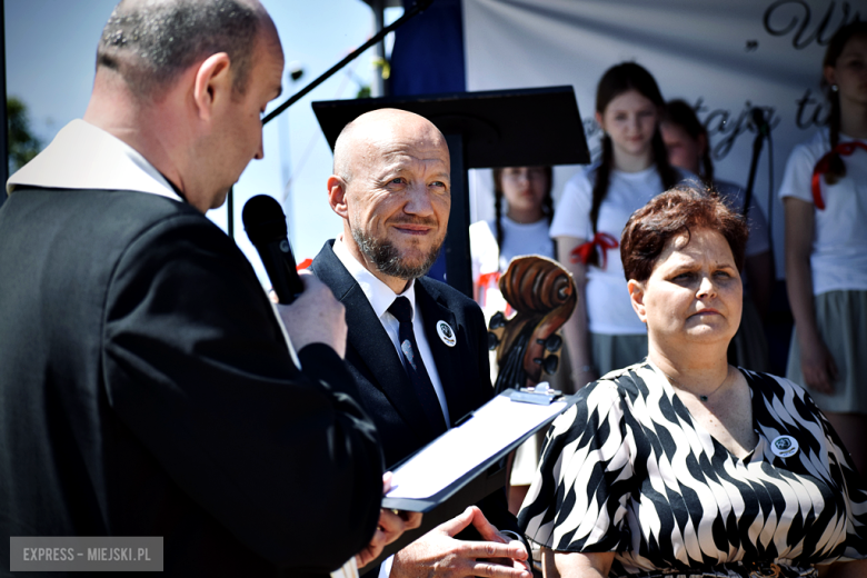 Nowy sztandar, kapsuła czasu i spotkania absolwentów. Szkoła w Henrykowie świętowała 80-lecie