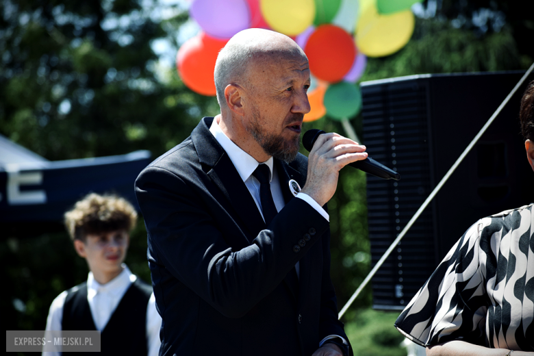 Nowy sztandar, kapsuła czasu i spotkania absolwentów. Szkoła w Henrykowie świętowała 80-lecie