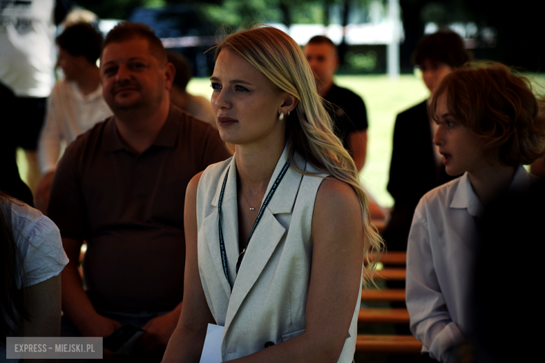 Nowy sztandar, kapsuła czasu i spotkania absolwentów. Szkoła w Henrykowie świętowała 80-lecie