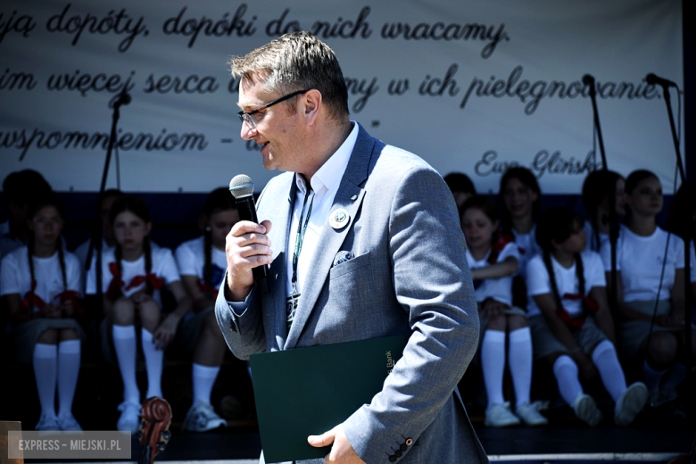 Nowy sztandar, kapsuła czasu i spotkania absolwentów. Szkoła w Henrykowie świętowała 80-lecie
