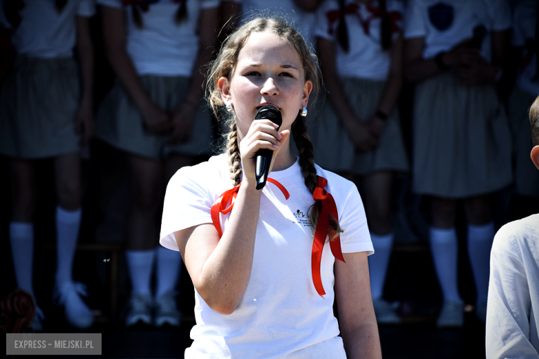 Nowy sztandar, kapsuła czasu i spotkania absolwentów. Szkoła w Henrykowie świętowała 80-lecie