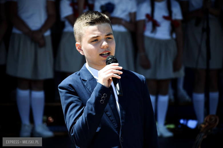 Nowy sztandar, kapsuła czasu i spotkania absolwentów. Szkoła w Henrykowie świętowała 80-lecie