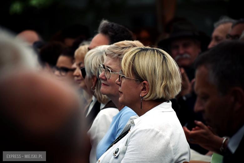 Nowy sztandar, kapsuła czasu i spotkania absolwentów. Szkoła w Henrykowie świętowała 80-lecie