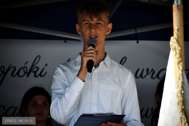 Nowy sztandar, kapsuła czasu i spotkania absolwentów. Szkoła w Henrykowie świętowała 80-lecie