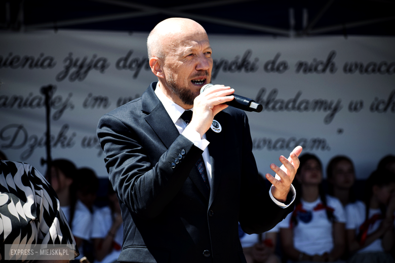 Nowy sztandar, kapsuła czasu i spotkania absolwentów. Szkoła w Henrykowie świętowała 80-lecie