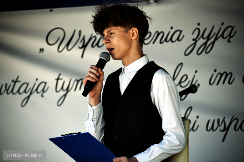 Nowy sztandar, kapsuła czasu i spotkania absolwentów. Szkoła w Henrykowie świętowała 80-lecie