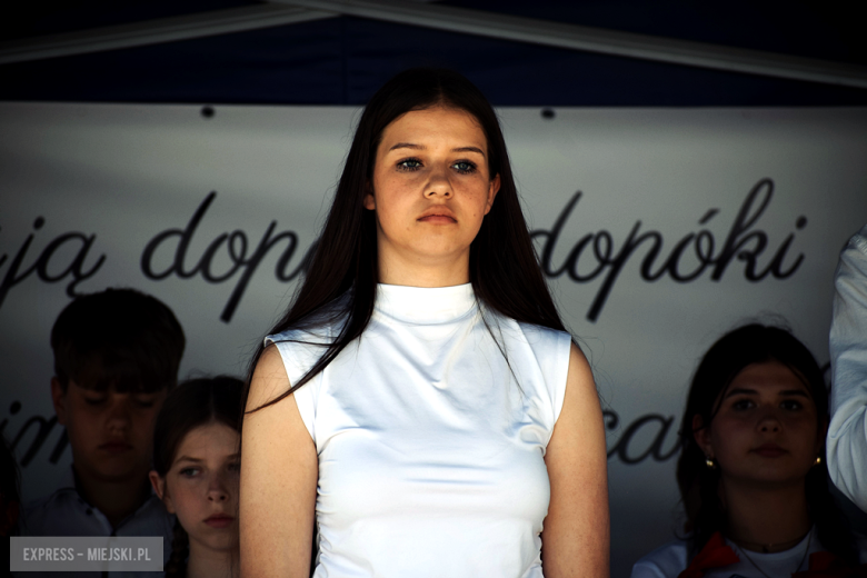 Nowy sztandar, kapsuła czasu i spotkania absolwentów. Szkoła w Henrykowie świętowała 80-lecie