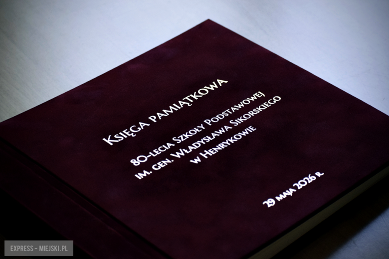 Nowy sztandar, kapsuła czasu i spotkania absolwentów. Szkoła w Henrykowie świętowała 80-lecie