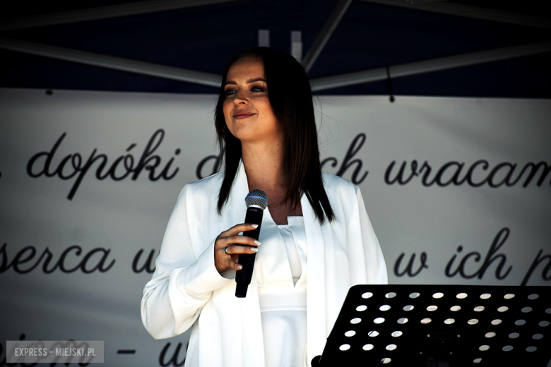 Nowy sztandar, kapsuła czasu i spotkania absolwentów. Szkoła w Henrykowie świętowała 80-lecie