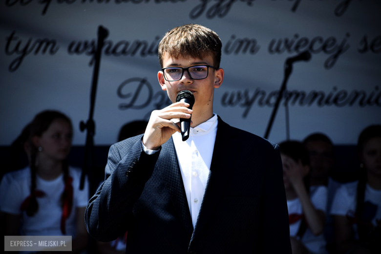 Nowy sztandar, kapsuła czasu i spotkania absolwentów. Szkoła w Henrykowie świętowała 80-lecie
