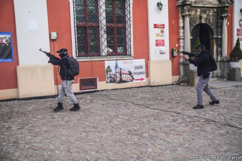 Antyterroryści, śmigłowce i zakładnicy. Spektakularne ćwiczenia służb w Henrykowie