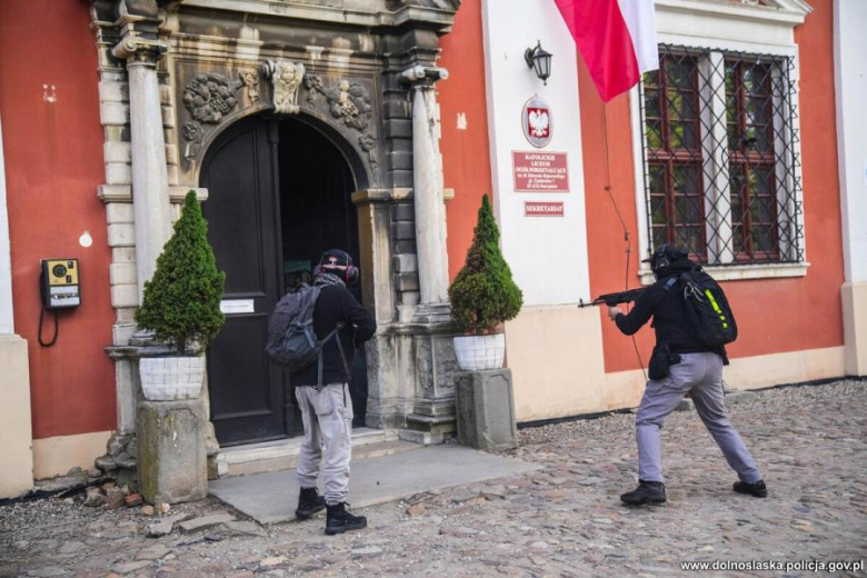Antyterroryści, śmigłowce i zakładnicy. Spektakularne ćwiczenia służb w Henrykowie