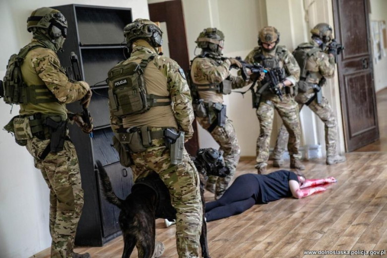 Antyterroryści, śmigłowce i zakładnicy. Spektakularne ćwiczenia służb w Henrykowie