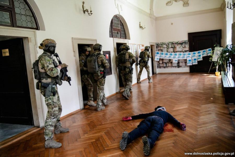 Antyterroryści, śmigłowce i zakładnicy. Spektakularne ćwiczenia służb w Henrykowie