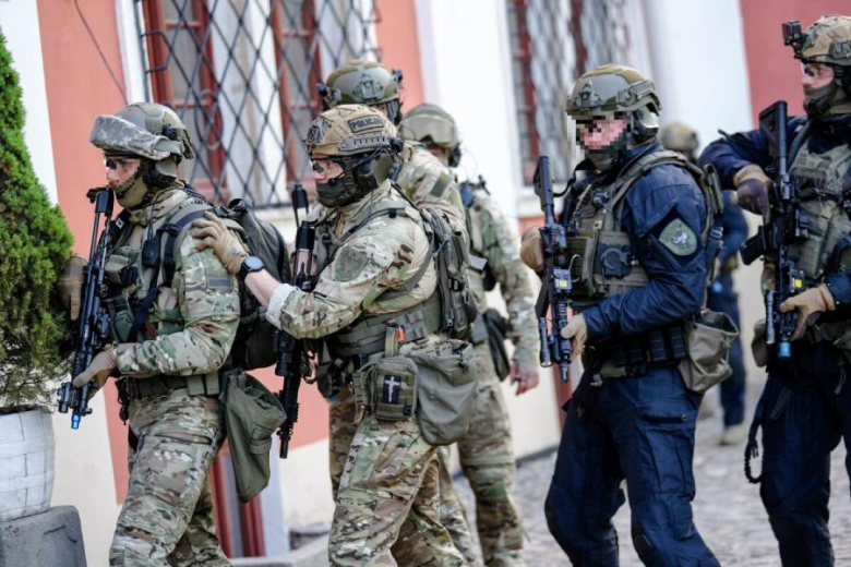 Antyterroryści, śmigłowce i zakładnicy. Spektakularne ćwiczenia służb w Henrykowie