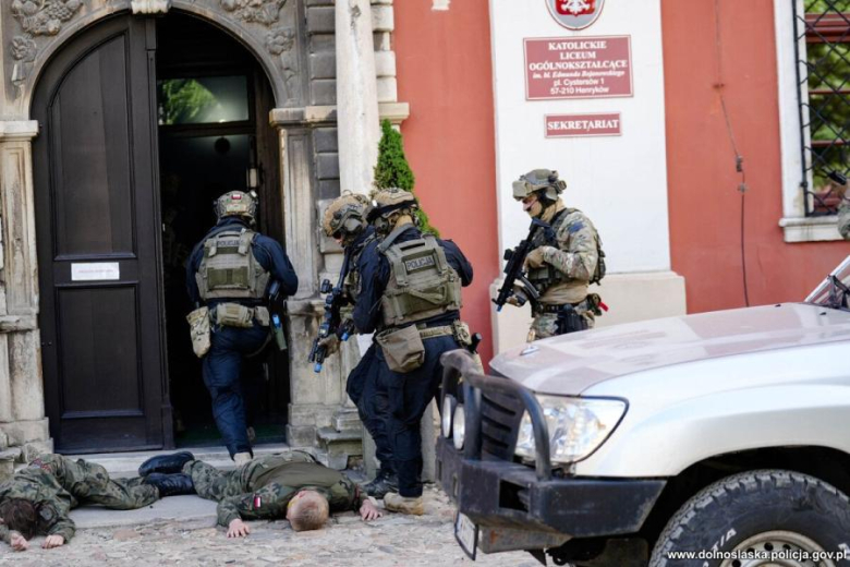 Antyterroryści, śmigłowce i zakładnicy. Spektakularne ćwiczenia służb w Henrykowie