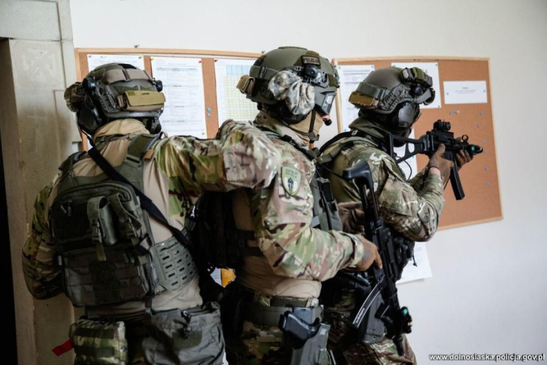 Antyterroryści, śmigłowce i zakładnicy. Spektakularne ćwiczenia służb w Henrykowie
