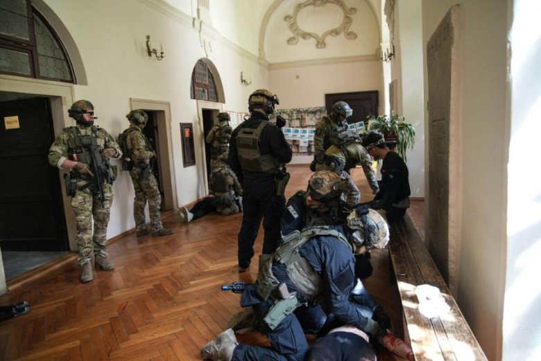 Antyterroryści, śmigłowce i zakładnicy. Spektakularne ćwiczenia służb w Henrykowie