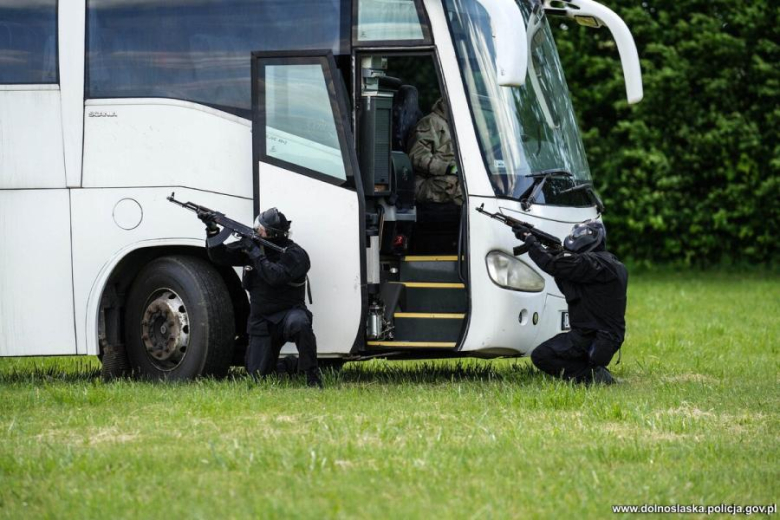 Antyterroryści, śmigłowce i zakładnicy. Spektakularne ćwiczenia służb w Henrykowie