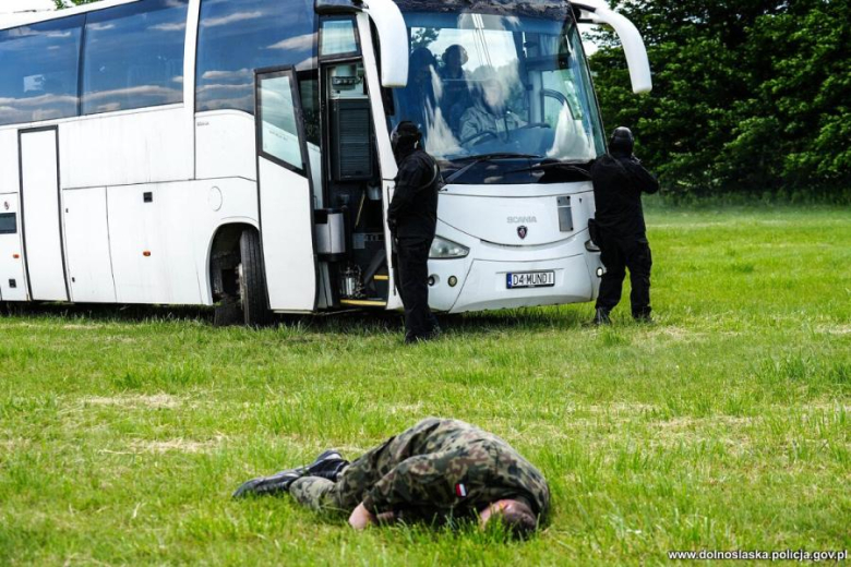 Antyterroryści, śmigłowce i zakładnicy. Spektakularne ćwiczenia służb w Henrykowie