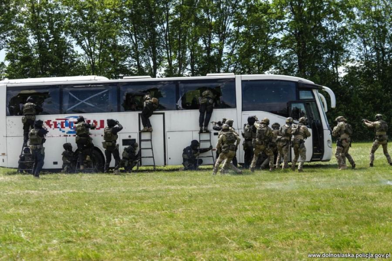 Antyterroryści, śmigłowce i zakładnicy. Spektakularne ćwiczenia służb w Henrykowie