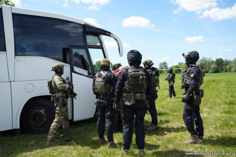Antyterroryści, śmigłowce i zakładnicy. Spektakularne ćwiczenia służb w Henrykowie