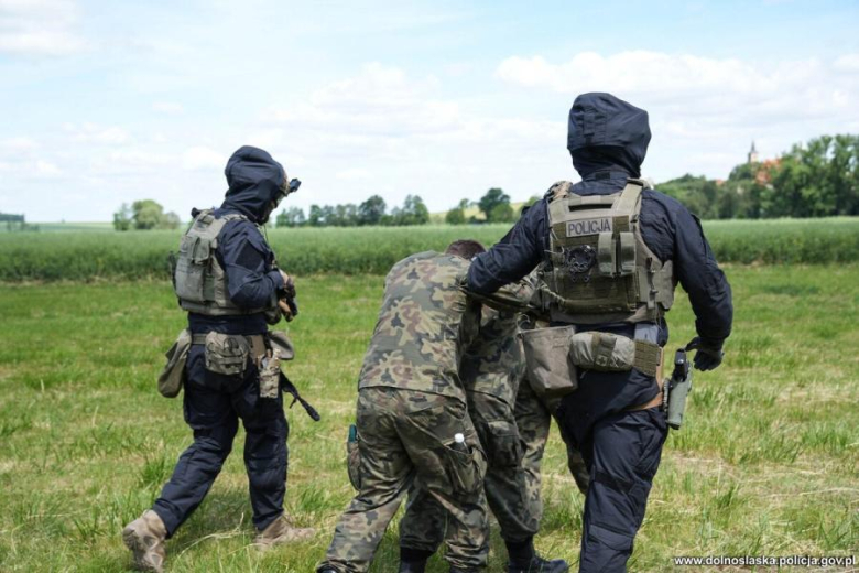 Antyterroryści, śmigłowce i zakładnicy. Spektakularne ćwiczenia służb w Henrykowie