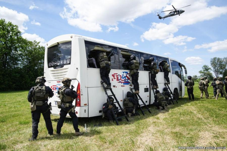 Antyterroryści, śmigłowce i zakładnicy. Spektakularne ćwiczenia służb w Henrykowie