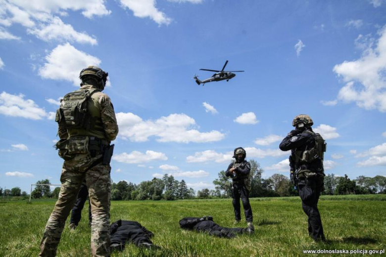 Antyterroryści, śmigłowce i zakładnicy. Spektakularne ćwiczenia służb w Henrykowie