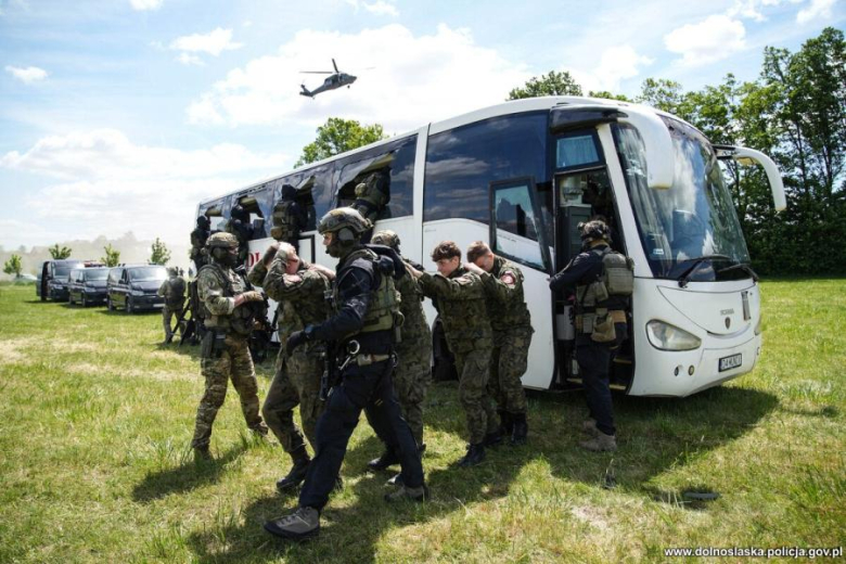 Antyterroryści, śmigłowce i zakładnicy. Spektakularne ćwiczenia służb w Henrykowie
