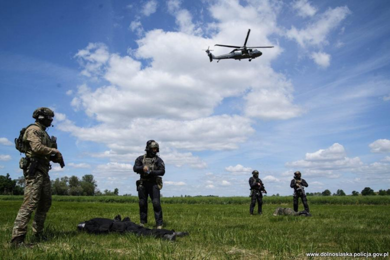 Antyterroryści, śmigłowce i zakładnicy. Spektakularne ćwiczenia służb w Henrykowie