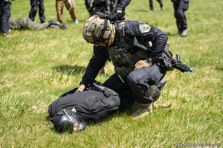 Antyterroryści, śmigłowce i zakładnicy. Spektakularne ćwiczenia służb w Henrykowie