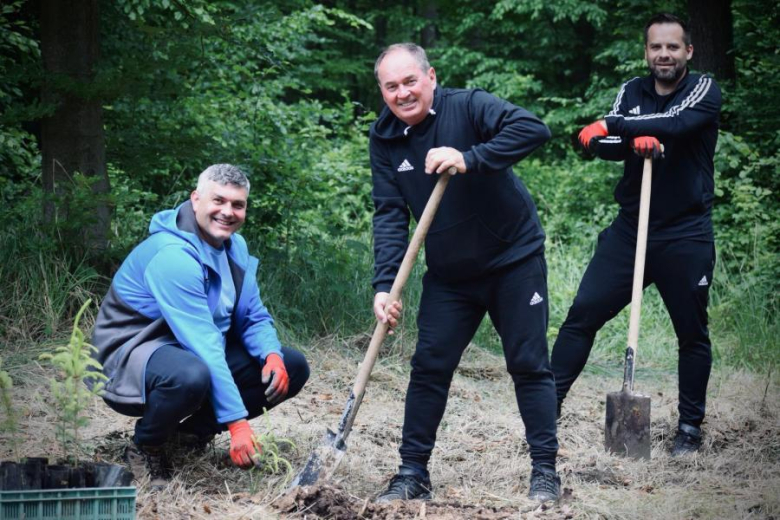 Pół tysiąca nowych drzew w Lesie Muszkowickim. Samorządowcy i leśnicy wspólnie sadzili świerki