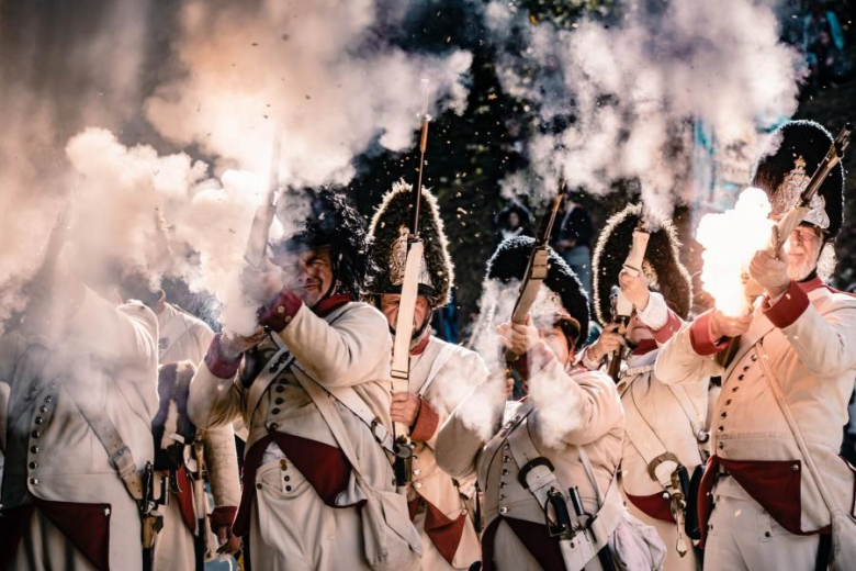 Rekordowe Święto Twierdzy Srebrna Góra. Ponad 180 rekonstruktorów i tysiące gości