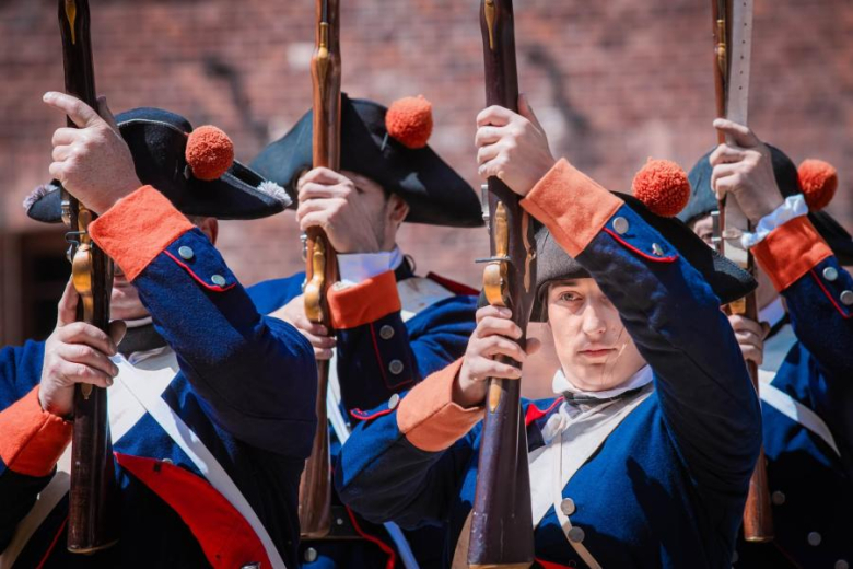 Rekordowe Święto Twierdzy Srebrna Góra. Ponad 180 rekonstruktorów i tysiące gości