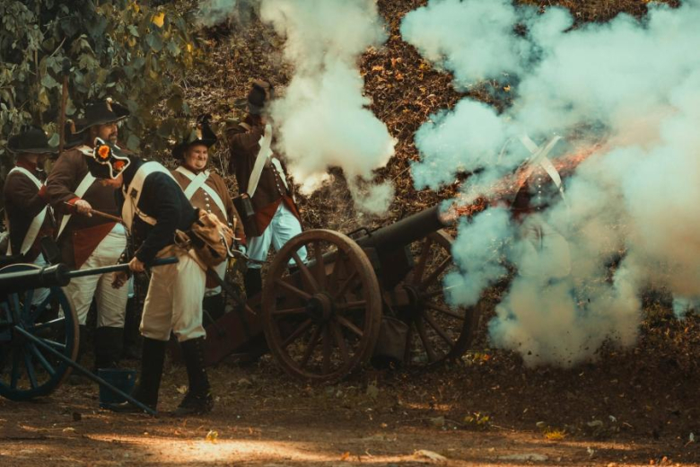 Rekordowe Święto Twierdzy Srebrna Góra. Ponad 180 rekonstruktorów i tysiące gości