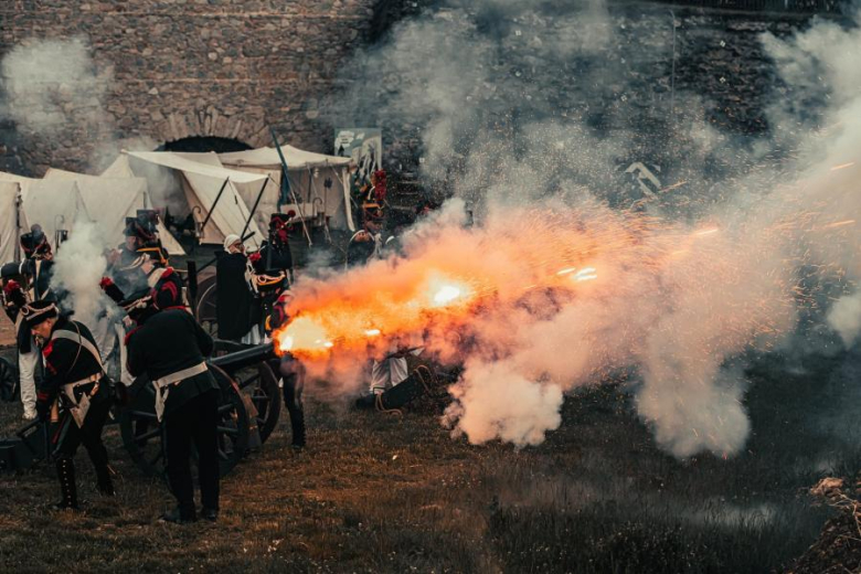 Rekordowe Święto Twierdzy Srebrna Góra. Ponad 180 rekonstruktorów i tysiące gości