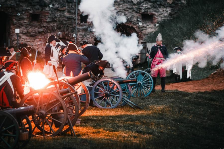 Rekordowe Święto Twierdzy Srebrna Góra. Ponad 180 rekonstruktorów i tysiące gości