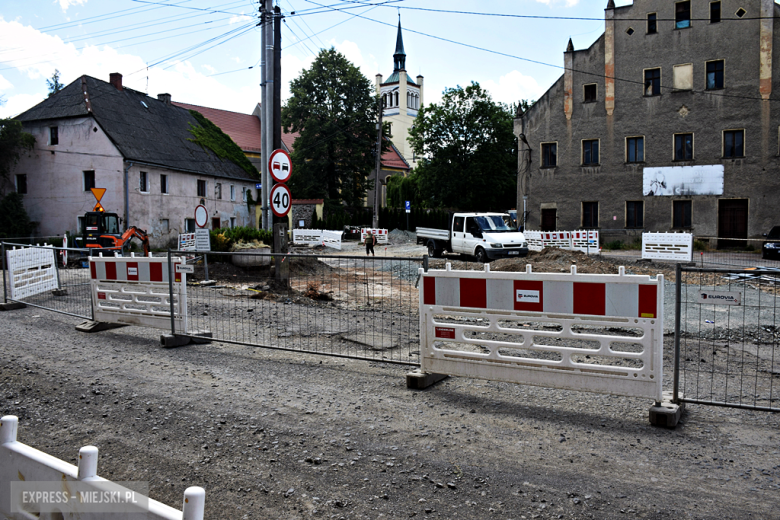	Postępuje przebudowa drogi powiatowej Bardo - Przyłęk. Będzie rondo i ścieżka pieszo-rowerowa