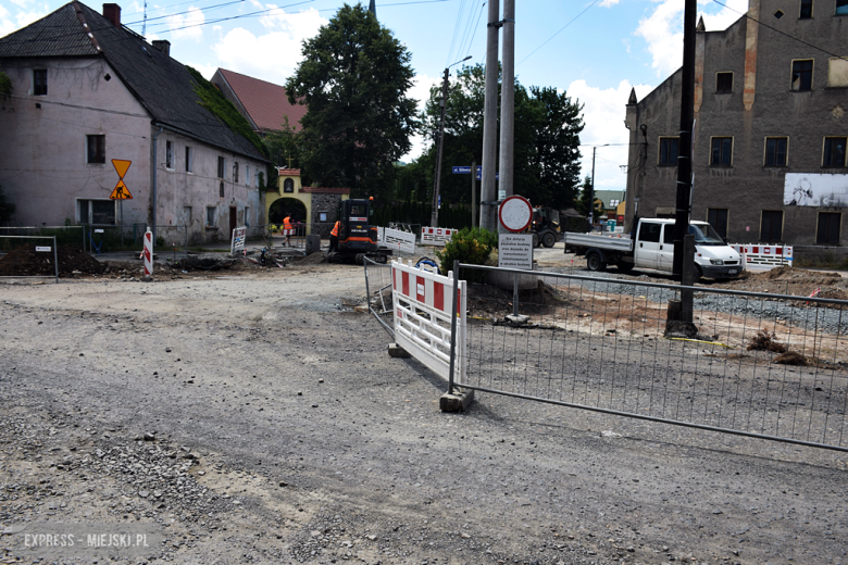 	Postępuje przebudowa drogi powiatowej Bardo - Przyłęk. Będzie rondo i ścieżka pieszo-rowerowa